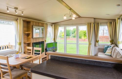 Llanllwchaiarn Resort | Ocean Heights Holiday Park