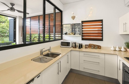 Trinity Beach Apartment | Ocean Horizons- Stylish 2BR Trinity Beach Retreat | Private Parking & Pool Access