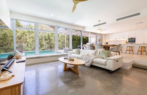 Agnes Water House | Ocean House - 4 BR w/Private Pool - 100m to Beach
