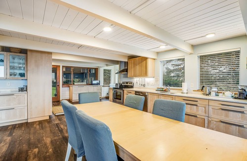 Cape Meares House | Ocean & lake view home with private hot tub & beach access