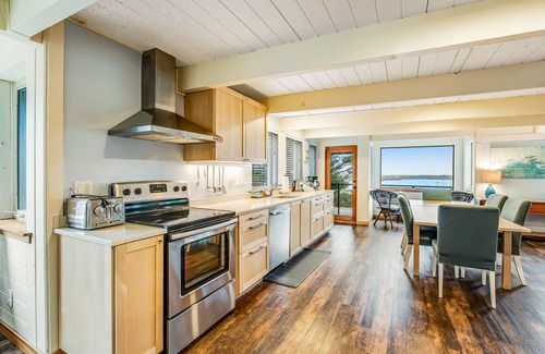 Cape Meares House | Ocean & lake view home with private hot tub & beach access