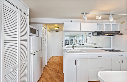McCully - Moiliili Condo | Ocean & Mountain Views Condo at the Island Colony w/Spectacular Amenities