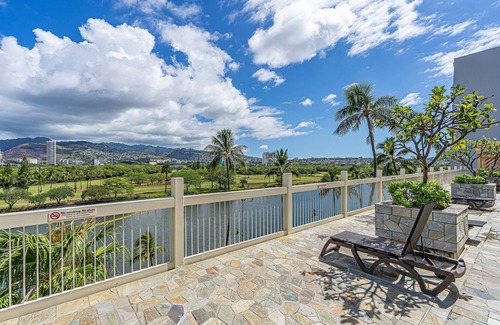 McCully - Moiliili Condo | Ocean & Mountain Views Condo at the Island Colony w/Spectacular Amenities