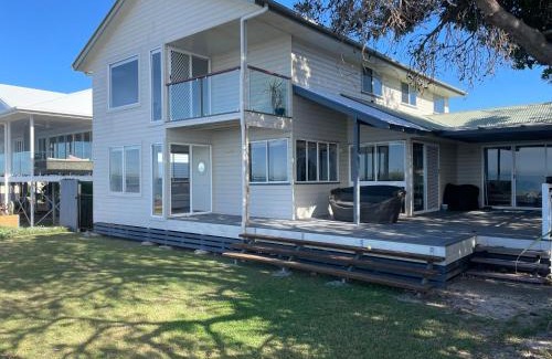 Beachmere House | Ocean Pearl - 3 bedroom beachfront property!