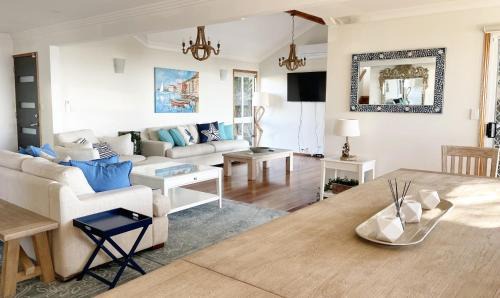 Beachmere House | Ocean Pearl - 3 bedroom beachfront property!