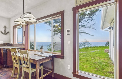 Shelter Cove House | Ocean's Overlook- Panoramic Ocean Views, Cozy and Comfortable