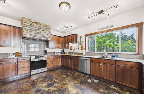 Shelter Cove House | Ocean's Overlook- Panoramic Ocean Views, Cozy and Comfortable
