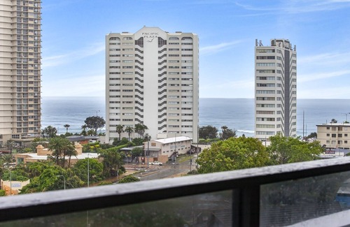 Surfers Paradise Apartment | Ocean View 2-Bed with Pool, Sauna, Gym and BBQ