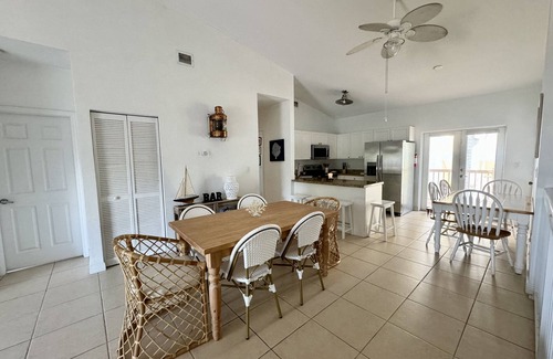 Alice Town Apartment | Ocean View 2 Bedroom Condo in Bimini Bay