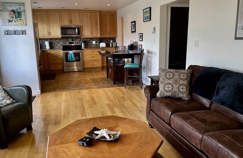 Campbell River House | Ocean View and Garden Oasis Suite