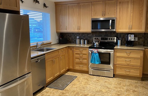 Campbell River House | Ocean View and Garden Oasis Suite