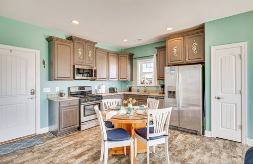 Emerald Isle Apartment | Ocean-View Apt in Emerald Isle - Walk to Beaches!