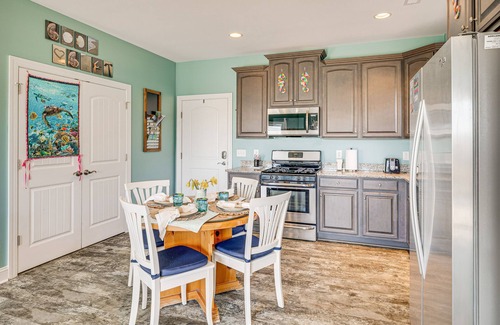 Emerald Isle Apartment | Ocean-View Apt in Emerald Isle - Walk to Beaches!