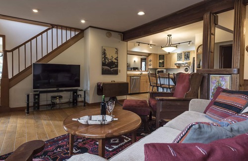 Comox House | Ocean view, beach access, 3 bedroom country home.