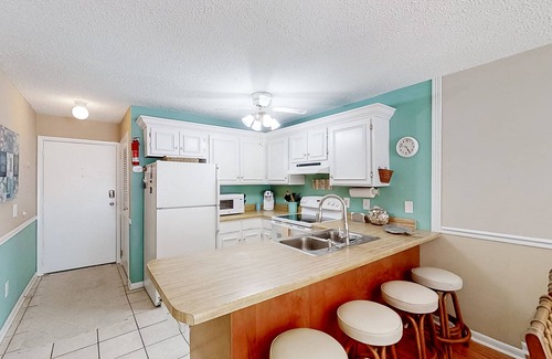 Crescent Beach Condo | Ocean-view condo near beach and golf with pool, balcony, central AC, & W/D