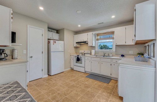 Wilmington Beach House | Ocean view deck, steps from the beach, 2 king beds, easily accommodates four