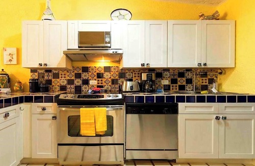 Centro Condo | Ocean View, Pool & Gym Access at Beachfront Gem