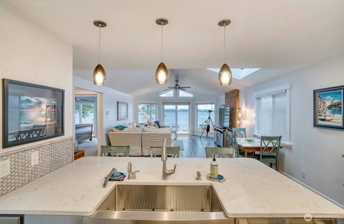 Blaine Condo | Ocean View Sea Doors Cottage