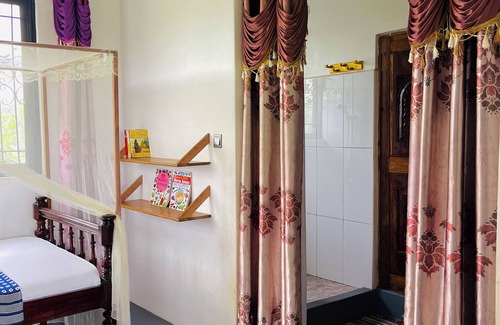 Kidoti Bed & Breakfast | Ocean View Room at The Adventure Villa + Breakfast