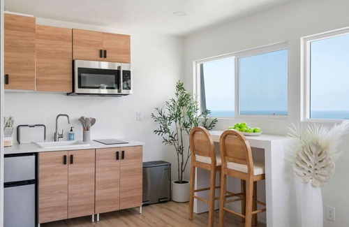 El Porto Apartment | Ocean Views! 3 Mins Walk to Strand&Beach + Parking