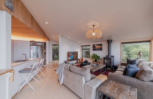 Redcliffs House | Ocean Views at Rapanui Lodge- 4BR Gem with Parking