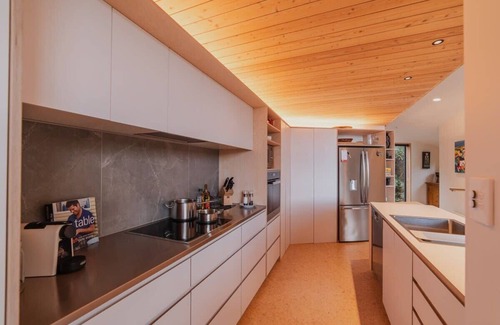 Redcliffs House | Ocean Views at Rapanui Lodge- 4BR Gem with Parking