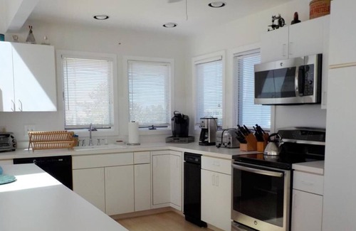 North Beach House | OCEAN VIEWS! BEAUTIFUL HOME SLEEPS 14!