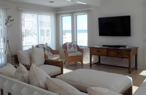 North Beach House | OCEAN VIEWS! BEAUTIFUL HOME SLEEPS 14!