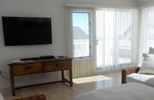 North Beach House | OCEAN VIEWS! BEAUTIFUL HOME SLEEPS 14!