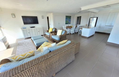 Surfers Paradise Apartment | Ocean Views,Opposite Beach & Park, Wi-Fi, Parking-U11
