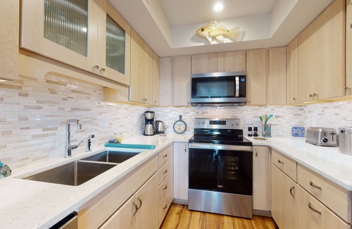 Pine Knoll Shores Condo | Oceanfront 4BR/4BA Multilevel Condo with Pool & Wifi