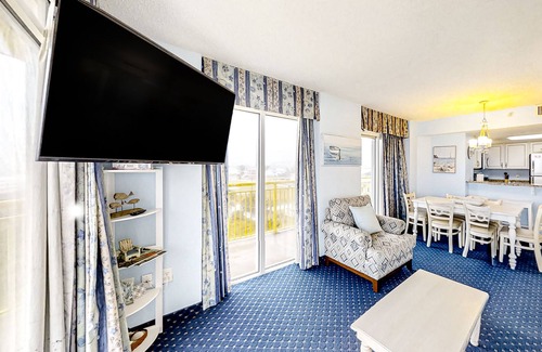 Crescent Beach Condo | Oceanfront, 6th-floor condo with balcony, W/D, & AC - pools, hot tub, & gym