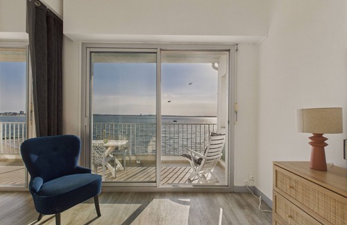 Le Pouliguen Apartment | Oceanfront balcony for 4 – direct beach access