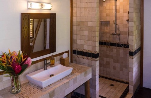 Bocas del Toro Bed & Breakfast | Oceanfront Bluff Beach Retreat - Spectacular 65 Ft Swimming Pool