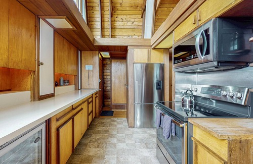 Elk House | Oceanfront Blufftop Home with Incredible Deck & Water Views - Close to Beaches