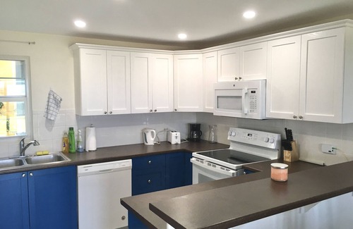 George Town Condo | Oceanfront Condo + Pool + 2 Mins To Beach! Centrally Located, Quiet, Sea Views!