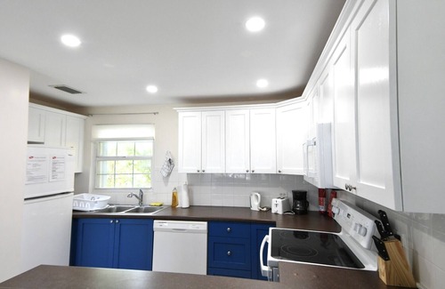 George Town Condo | Oceanfront Condo + Pool + 2 Mins To Beach! Centrally Located, Quiet, Sea Views!