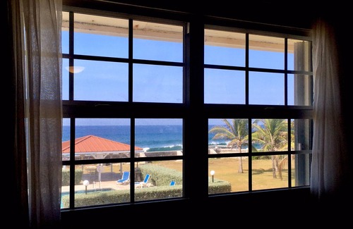 George Town Condo | Oceanfront Condo + Pool + 2 Mins To Beach! Centrally Located, Quiet, Sea Views!