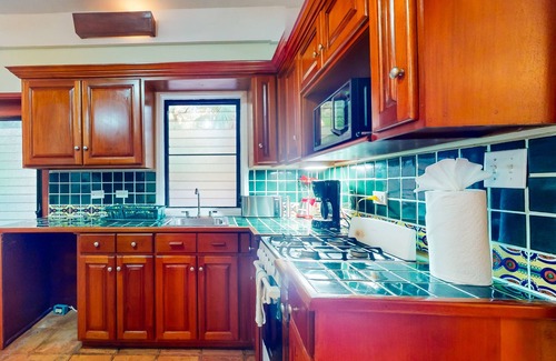 Cocoplum Condo | Oceanfront condo with pool, sea view, central AC & WiFi - steps to the beach