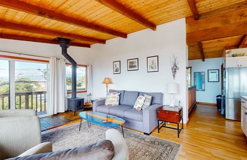 Cape Meares Cottage | Oceanfront cottage with hot tub, beach access, fireplace & WiFi - Dog-friendly