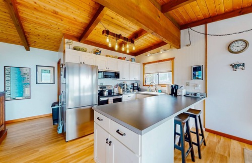 Cape Meares Cottage | Oceanfront cottage with hot tub, beach access, fireplace & WiFi - Dog-friendly