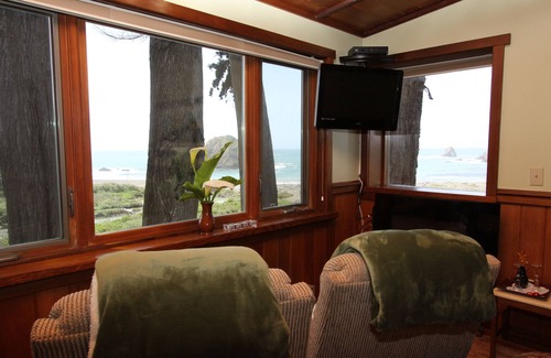 Elk Cottage | Oceanfront Cottage with Beach Access on Spectacular Mendocino Coast