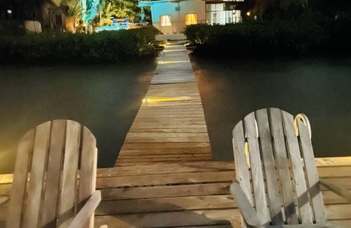 Caye Caulker Villa | OCEANFRONT ECO-CHIC HOME WITH INFINITY POOL, DOCK, AIR CONDITIONER & TV