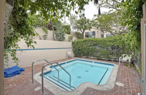 Solana Beach Apartment | Oceanfront Fully Remodeled 2BR 2BA, Pool, Hot Tub, Gated Parking