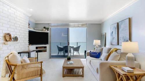 Eastern Malibu House | Oceanfront Gem w Balcony Pool Hot Tub Carbon Beach Access Bluewater Haven by AvantStay
