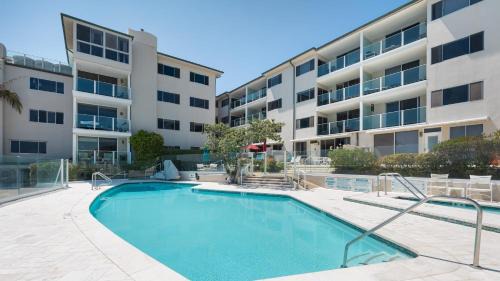 Eastern Malibu House | Oceanfront Gem w Balcony Pool Hot Tub Carbon Beach Access Bluewater Haven by AvantStay