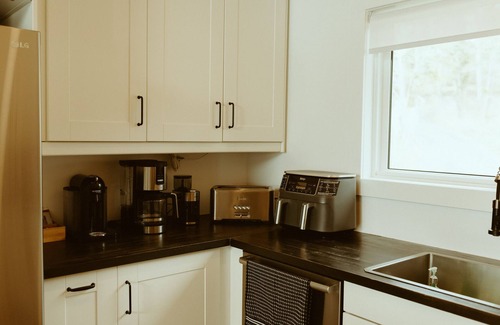 Powell River House | Oceanfront Getaway: Storms, Sauna (add on), Fireplace & Hot Tub (Pet Friendly)