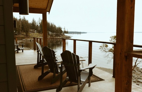 Powell River House | Oceanfront Getaway: Storms, Sauna (add on), Fireplace & Hot Tub (Pet Friendly)