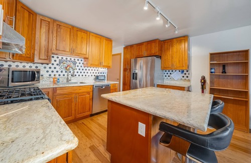 Ualapue Condo | Oceanfront getaway with an outdoor pool, tennis courts, & beach view