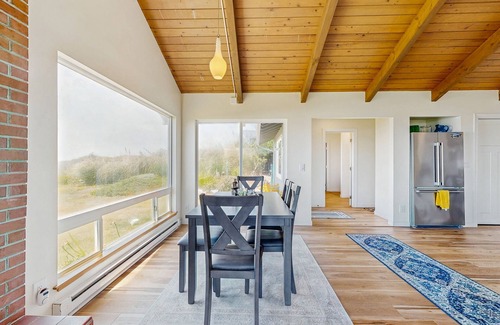 Yachats House | Oceanfront home w/amazing sunsets, fire pit, & jacuzzi tub